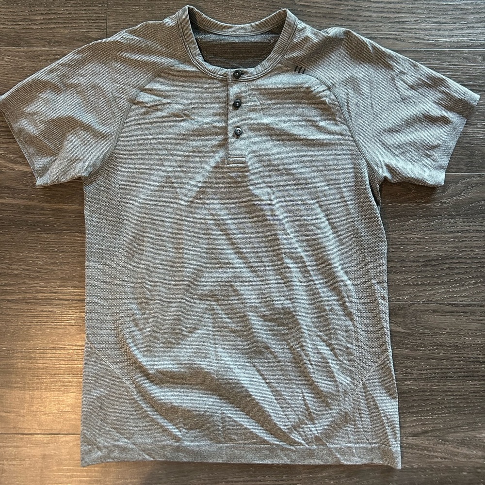 Men’s Lululemon T-shirt size small